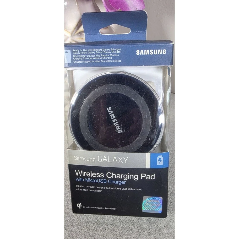 Samsung Galaxy Wireless Charging Pad in Box.   Color Black.   Pre-Owned.